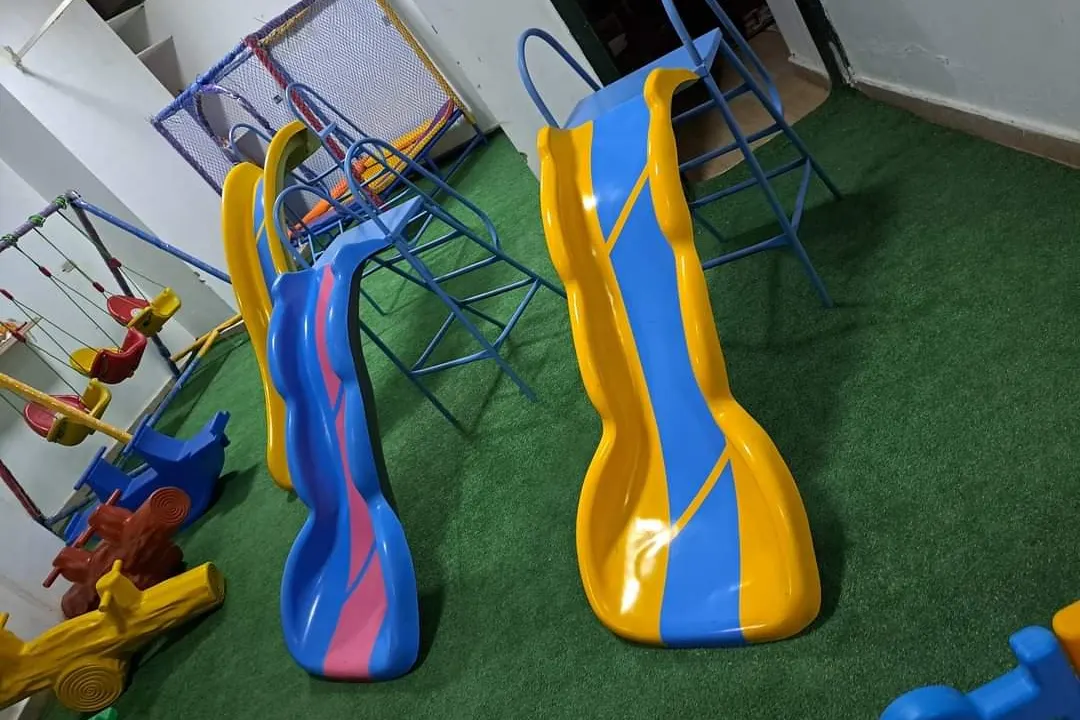 زحاليق أطفال فيبر جلاس على نجيل صناعي