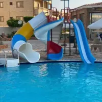 برج زحاليق فيبر جلاس بمسار لولبي ومسار مستقيم على حمام سباحة