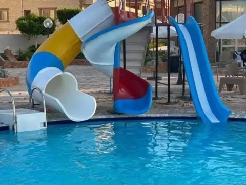 برج زحاليق فيبر جلاس بمسار لولبي ومسار مستقيم على حمام سباحة