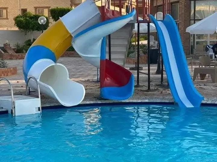 برج زحاليق فيبر جلاس بمسار لولبي ومسار مستقيم على حمام سباحة
