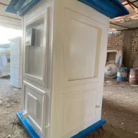 كابينة دورة مياه فيبر جلاس بقاعدة زرقاء