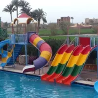 زحاليق مائية فيبر جلاس ملونة على حمام سباحة في منتجع