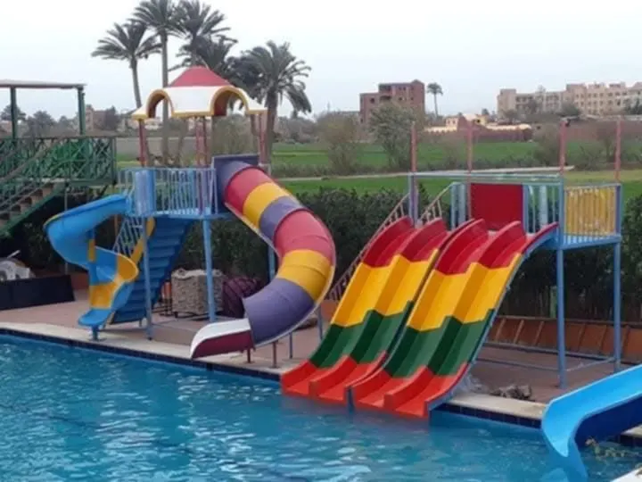 زحاليق مائية فيبر جلاس ملونة على حمام سباحة في منتجع