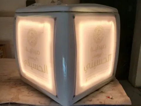 صندوق دليفري مضيء بإضاءة جانبية وشعار العميل