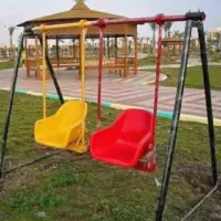 مراجيح أطفال بمقاعد فيبر جلاس في حديقة