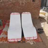 زوج من الشزلونجات الفيبر جلاس البيضاء