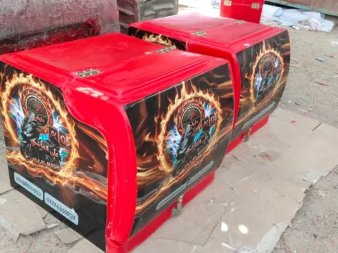 صناديق دليفري فيبر جلاس مطبوع عليها شعار العميل