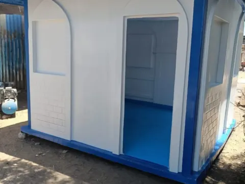 كابينة حراسة فيبر جلاس عريضة بباب ونوافذ